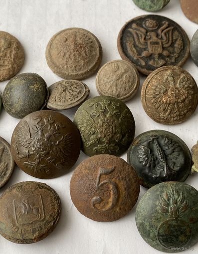 Пуговицы разные.