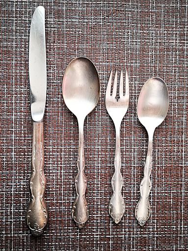 Набор столовых приборов с серебряным покрытием Wm. Rogers Mfg. Co.  (Wm. Rogers Manufacturing Company).