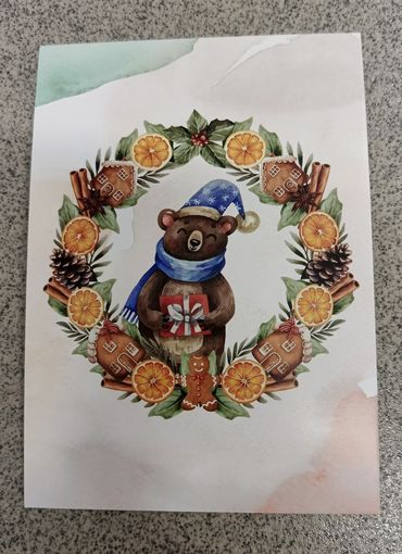 Открытка медведь с подарком в новогоднем венке. Новый год. Чистая