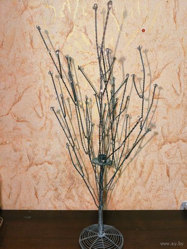 Я нашел подсвечник в углу склада.Ручная работа, старинная