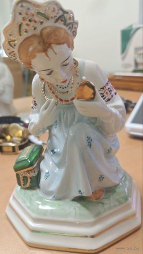 Статуэтка Малахитовая шкатулка. Фарфор, роспись, золочение. Минский фарфоро-фаянсовый завод. СССР, 1957 - 1960-е гг.