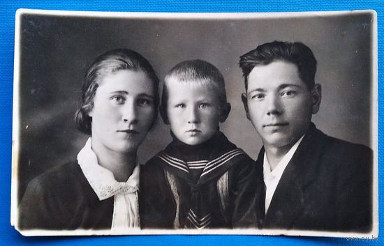 Фото семьи. 1930-е. 8х12.5 см.