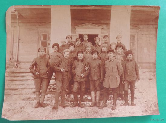 Фото "ПМВ. У разграбленной панской усадьбы", 1917 г. д. Теребежово (совр. Столинский р-н, Брестская обл.)