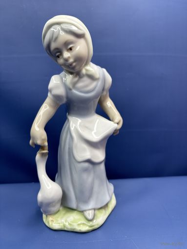 Статуэтка винтажная Девочка кормит гуся, фарфор, роспись, Испания, 1970-1990 гг.