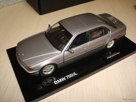 BMW 750il James Bond  Minichamps