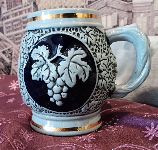 Винтажная кружка для вина. Керамика, глазурь, барельефное изображение винограда. 9х8 см. Бавария.
