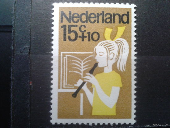 Нидерланды 1964 Девочка играет на муз. инструменте**