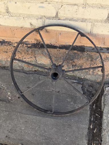 Старое железное колесо