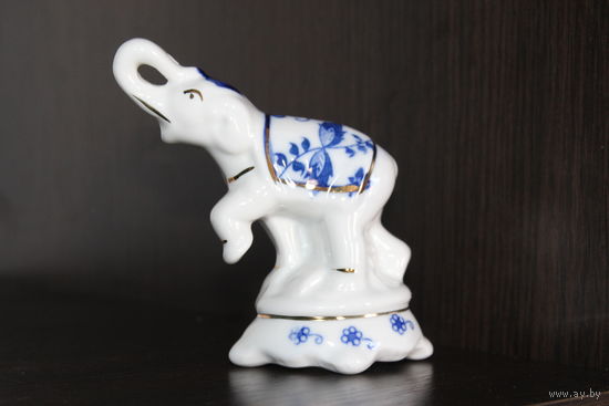 Фарфоровая статуэтка "Слон".