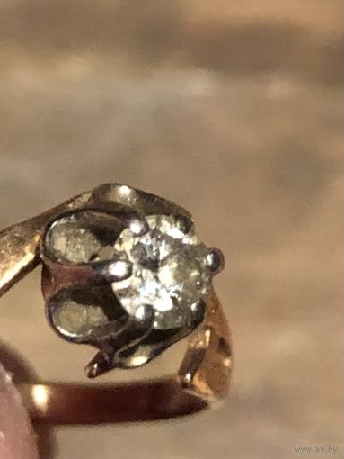 Кольцо золотое с крупным бриллиантом