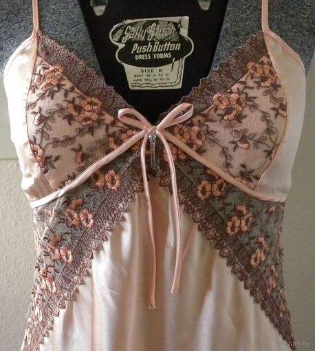 Фирменный Розовый Халатик-Кимоно и Ночная Рубашка. Сатин-Кружево-100% polyester. *Размер: М (75-88см объём груди, 86см длина). **Комплект б/у, - но в отличном состоянии. ***Very Sexy!