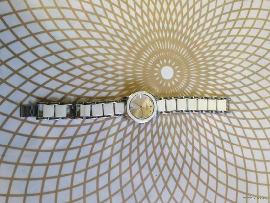 Часы наручные с браслетом  KIMIO  ,   тикают. Состояние на скане.