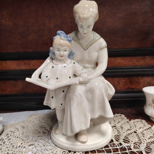 Фарфоровая статуэтка "Первая буква" СОСТОЯНИЕ  в интересной раскраске Мама с дочкой читают книгу