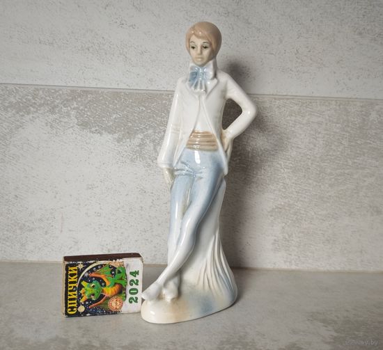 Статуэтка юноша