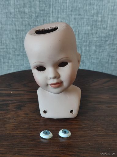 Деталь фарфоровой куклы.