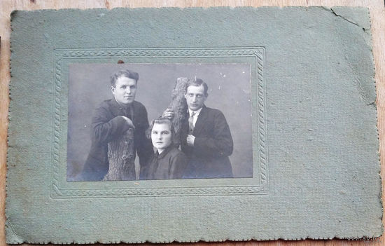 Фото мужчины с друзьями. Гомель. РСФСР. 1926 г. 9х14 см. На паспарту.