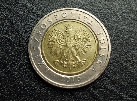 5 злотых 2016 года. Брак. Не больше смещение внутренней вставки.