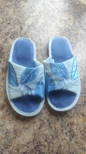 Тапки на 36 размер по стельке 22,6 см, в отличном состоянии.