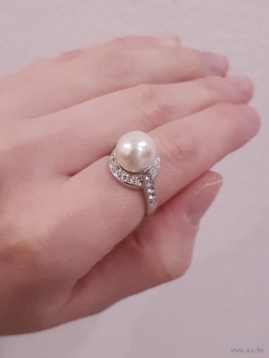 Кольцо с жемчугом и фианитами