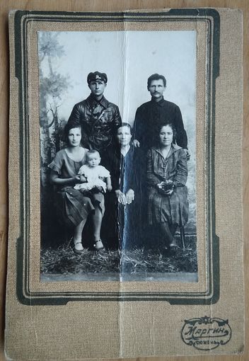 Семейное фото с товарищем в кожанке (возможно, сотрудник ЧК или ОГПУ). 1920-е.