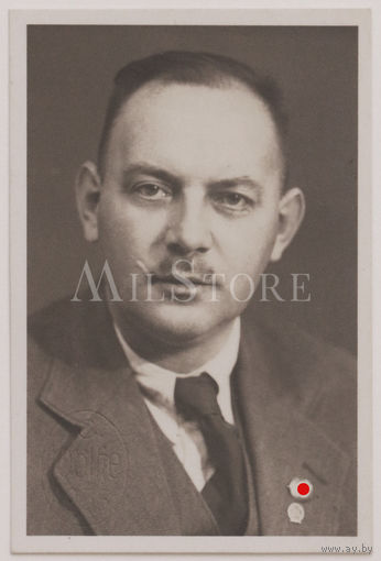 Член НСДАП с партийным значком и фрачником ДРА