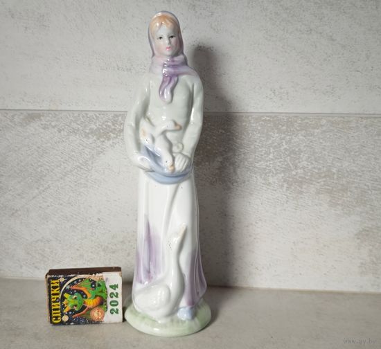 Статуэтка девушка с гусями