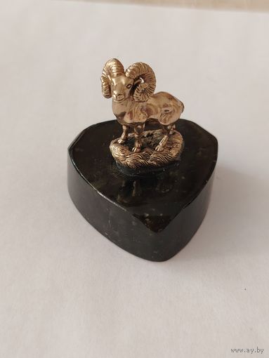 Статуэтка на камне змеевик