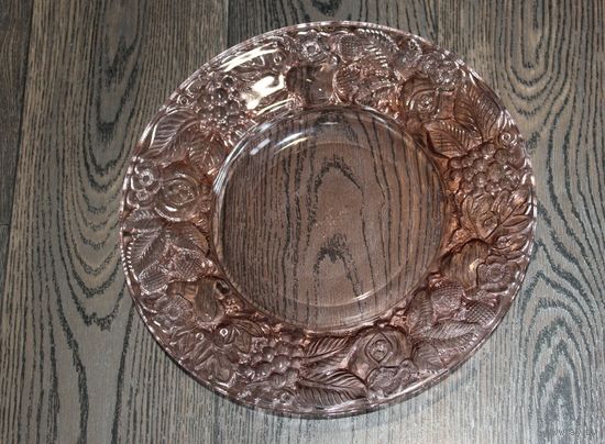 Стеклянная, винтажная тарелка из розового стекла, с рельефным узором по краю.