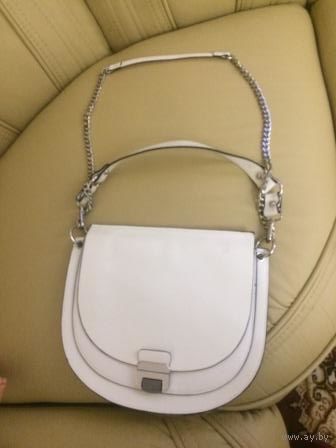 Сумка Zara молочного цвета, искусственная кожа. Размер сумки 30,5 на 27 см. Сумкой не пользовалась, лежит без дела, состояние идеальное, ну если только на застежке есть небольшие потертости. В общем с