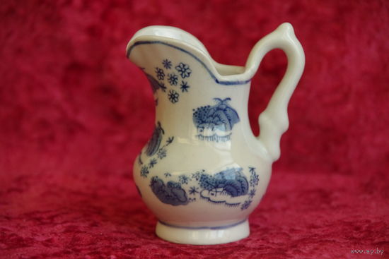 Кувшин фарфоровый ( сливочник ) ( целый )