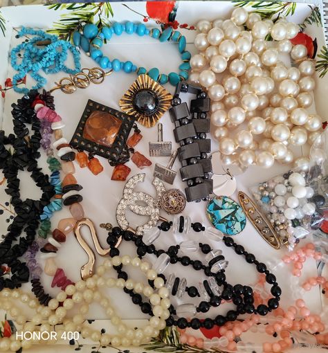 Большой лот винтажной бижутерии. Броши, бусы, браслеты и много разных украшений. Натуральные камни. Торги.