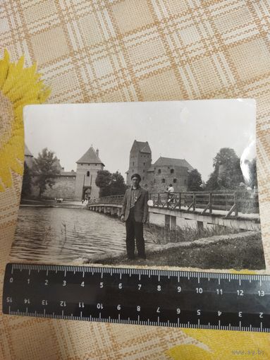 Фотография. Тракай. Тракайский замок. Фото молодого человека из 197х