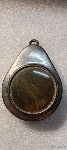 Чехол от старых карманных часов.