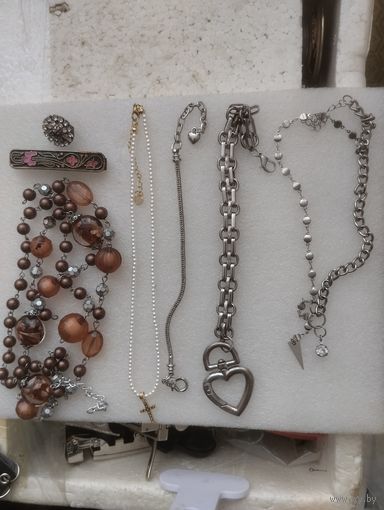 Бусы Браслеты и другие вещи.