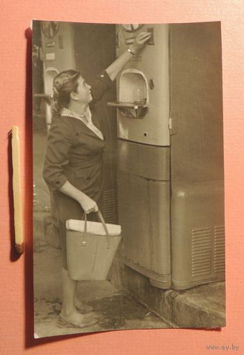 Фото "Аппарат с газировкой", СССР, 1950-е гг.