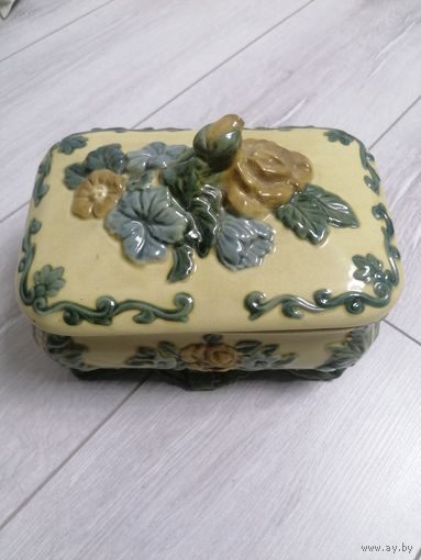 Большая фарфоровая шкатулка, торги