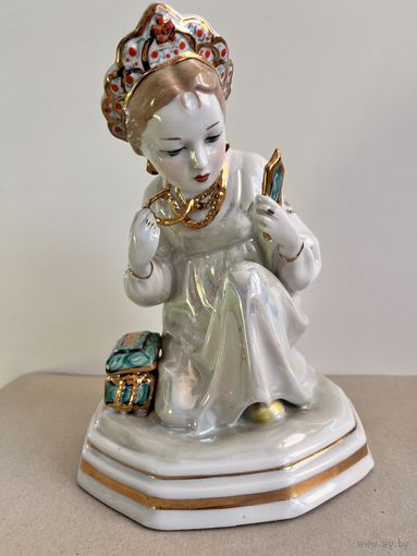 СТАТУЭТКА ФАРФОРОВАЯ "МАЛАХИТОВАЯ ШКАТУЛКА". ДУЛЕВО. 1964 Г. 20*14*14 СМ. СМ.ФОТО, КЛЕЙМО И  ОПИСАНИЕ.