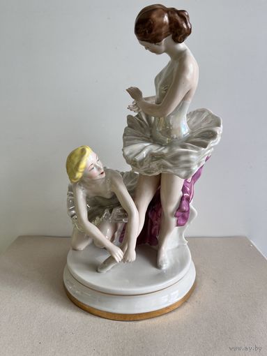 СТАТУЭТКА ФАРФОРОВАЯ  "БАЛЕРИНЫ ПЕРЕД ВЫСТУПЛЕНИЕМ. ЗАВЯЗЫВАЕТ ПУАНТЫ.". БОЛЬШОЙ РАЗМЕР - 29*19*14 СМ. 1976-1991 ГОДА. КИЕВ. КЭКХЗ. УКРАИНА.  СМ.ФОТО И ОПИСАНИЕ.