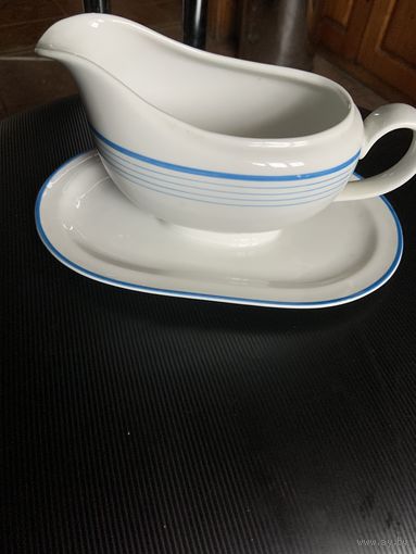 Идеального сохрана  ещё одна-уже в синей окантовке, немецкая соусница известной фирмы! Первая в орнаменте красного цвета-см. общее фото!