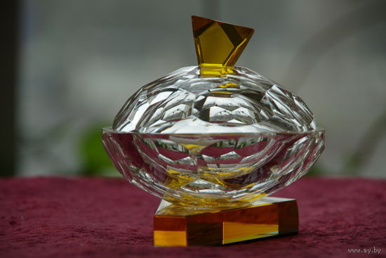 Шкатулка ( диаметр 10,5 см , высота 10,5 см ) целая