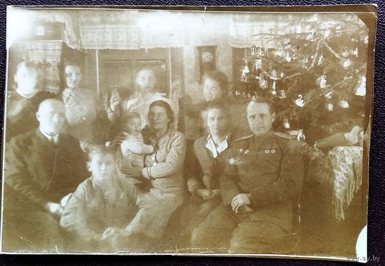 Фото с военным на встрече Нового года. Германия (?) 1940-е. 8х12 см.