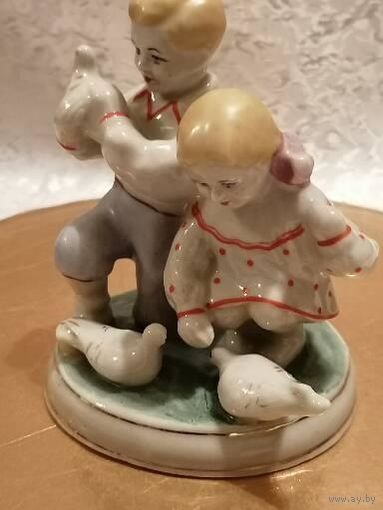 СТАТУЭТКА ,, ДЕТИ КОРМЯТ ГОЛУБЕЙ" ПОЛОНСКИЙ ЗХК 1950-1960е СССР ЛЮКС