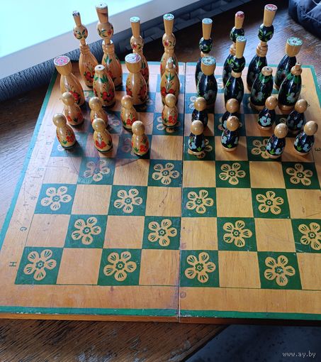 Шахматы деревянные сувенирные.