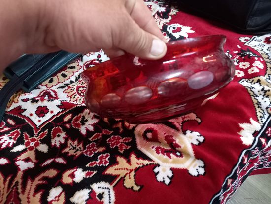 Салатница конфетница красное стекло небольшой скол