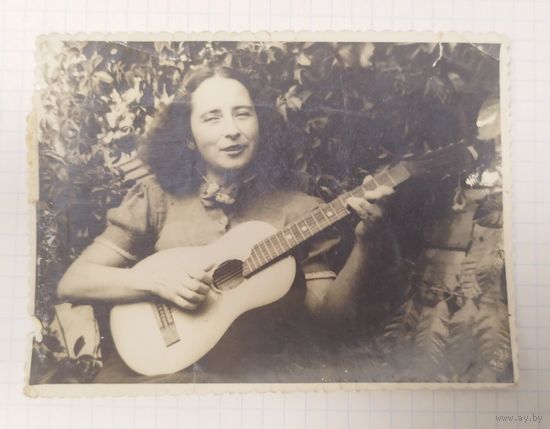 Девушка с гитарой. 1930-е