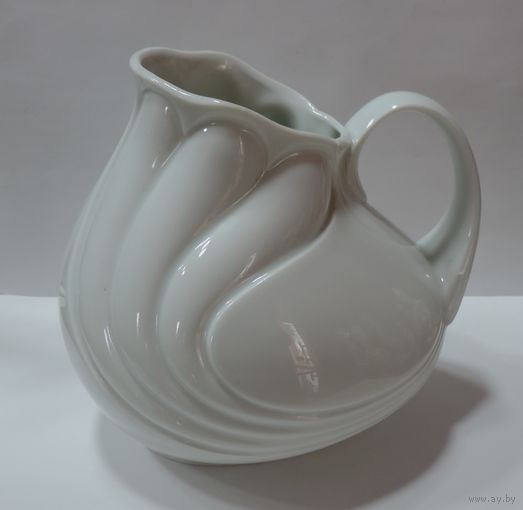 Ваза фарфоровая  молочного цвета 60-70-е годы фирмы KPM.  Германия. Высота 14.5  см.