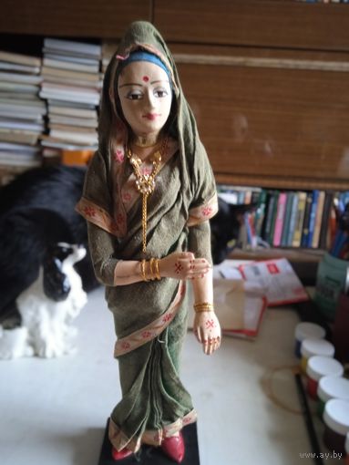 Индийская девушка (глина,текстиль,бижутерия) на подставке
