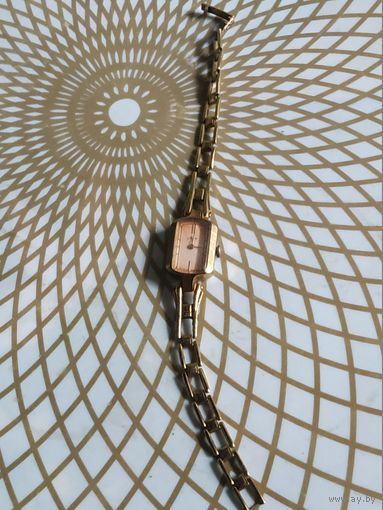 Часы наручные Луч с браслетом,тикают.  В коллекцию,ремонт,на запчасти.Состояние на скане.