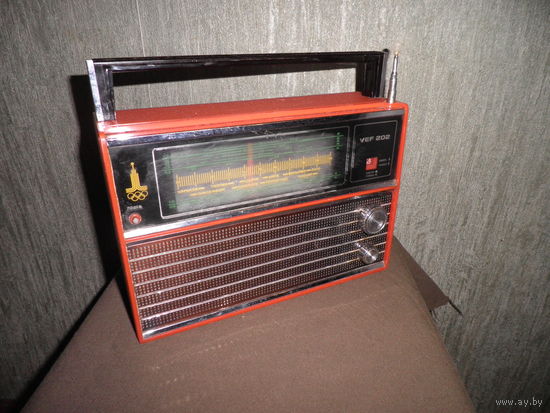 Транзисторный радиоприёмник VEF-202 красный,с символикой Олимпиада-80.С рубля.