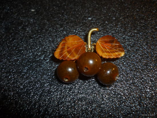 Янтарная Брошь Вишни Старая Германия (SBM) 20-40-ые